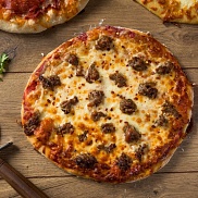 Пицца с итальянской колбасой и сыром рикотта