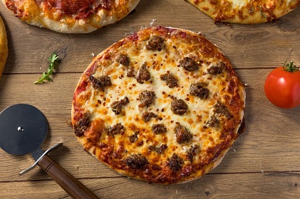 Пицца с итальянской колбасой и сыром рикотта